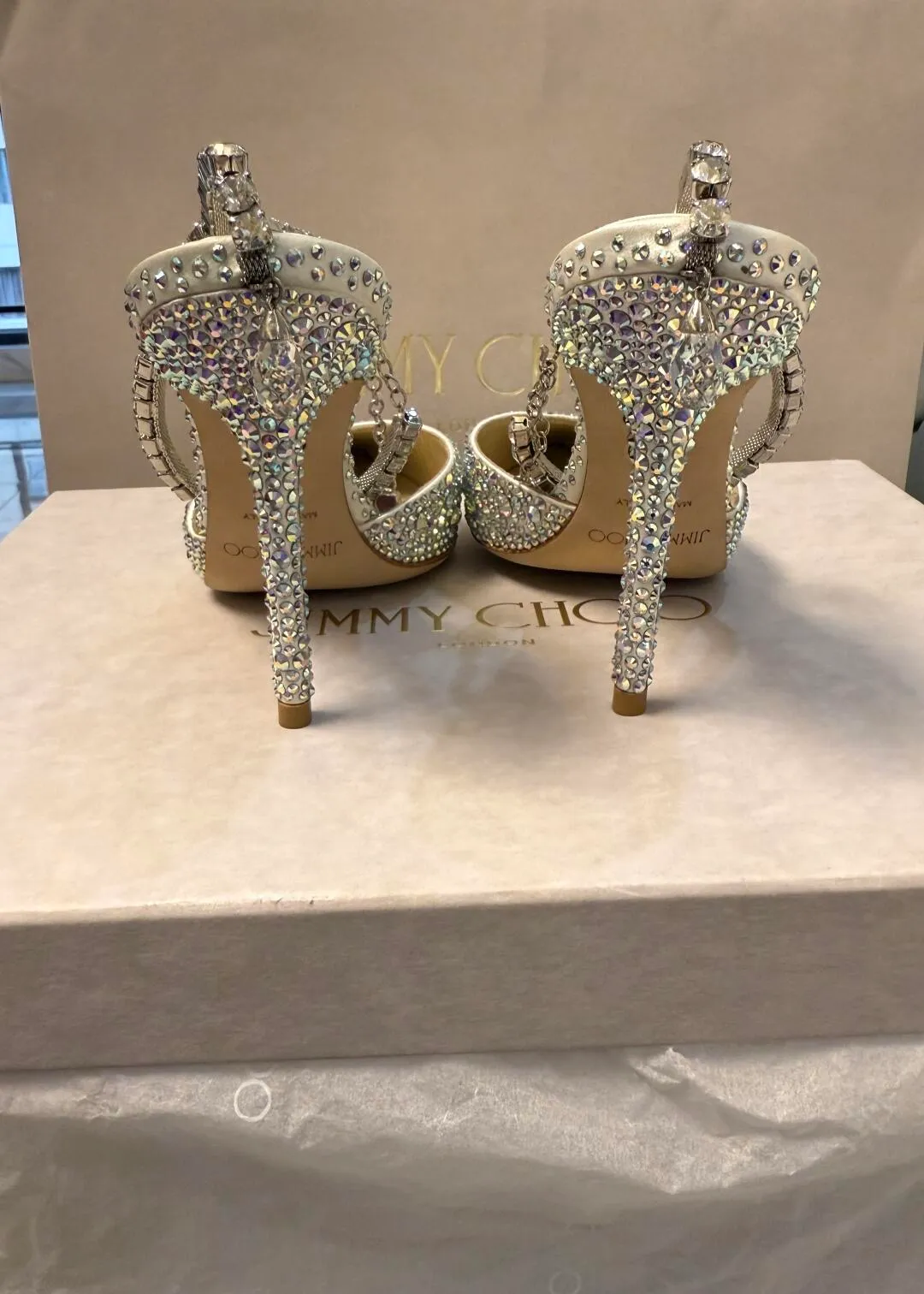 👟👟Ex-factory price 680👟👟 Jimmy Choo/Jimmy Choo classic diamond chain pointed toe crystal high-heeled sandals. Excellent crystal shoes, so beautiful that you can't take your eyes away. The shape of the shoes is very delicate, not too narrow and long. The internal space is sufficient, allowing the toes to relax enough. The rhinestones outline a charming arc on the instep, which is simply beautiful. It has a 360-degree surrounding fairy atmosphere, gorgeous but not exaggerated! ! The fabric is made of imported silk, with imported sheepskin lining. Customized A-grade Italian genuine leather sole. Heel height: 6.5 or 8.5. Size: 35-40 (41, 42, 43 customized, non-refundable)